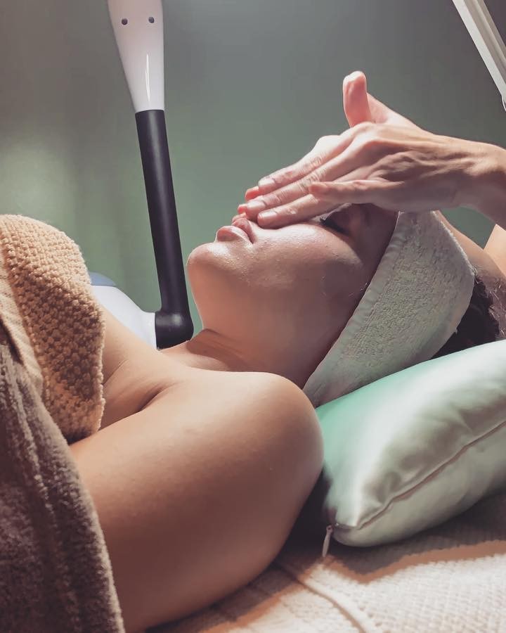 Higiene facial profunda: pureza y renovación para tu piel en Amarilis Neves